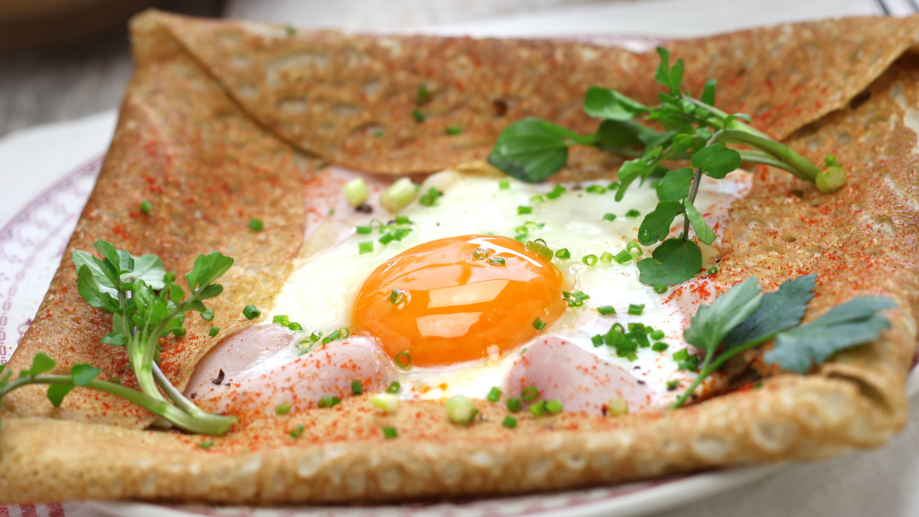 Crêpe salée avec vin