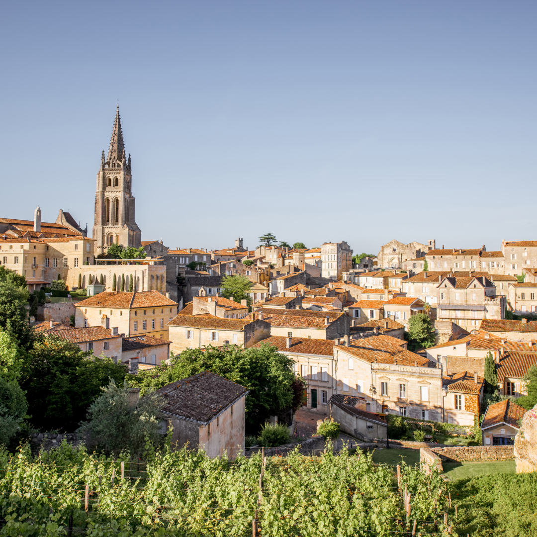 Le village de Saint-Emilion dans le vignoble bordelais © Canva