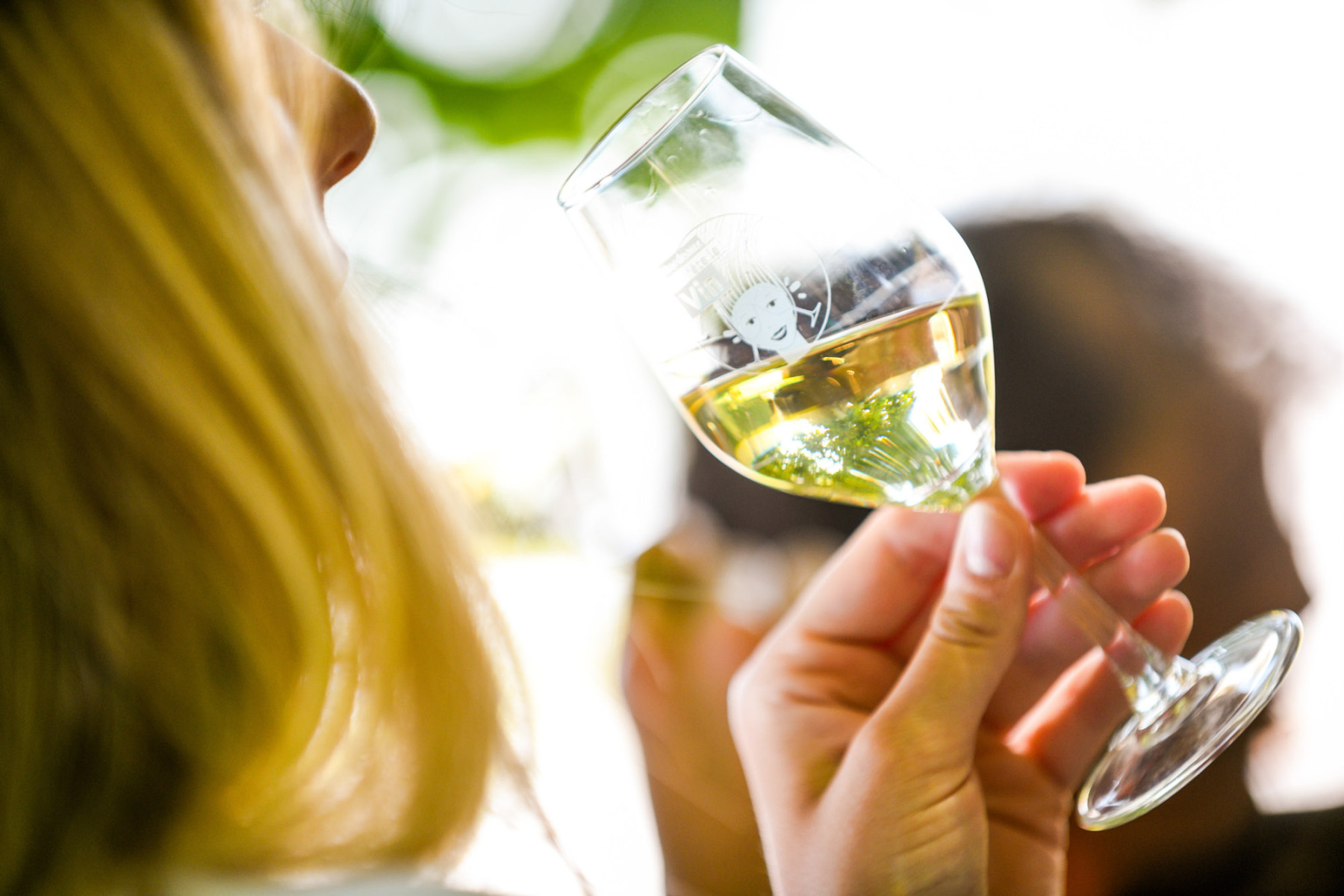 Verre de vin blanc à Bordeaux Fête le Vin © Vincent Bengold