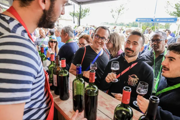Dégustation de vins lors de Bordeaux Fête le Vin Dégustation de vins lors de Bordeaux Fête le Vin